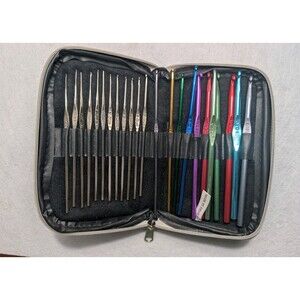 VTG Crochet Hooks Lot of 23 Boye Hooks. Made In USA Blue Case Various Sizes Set
